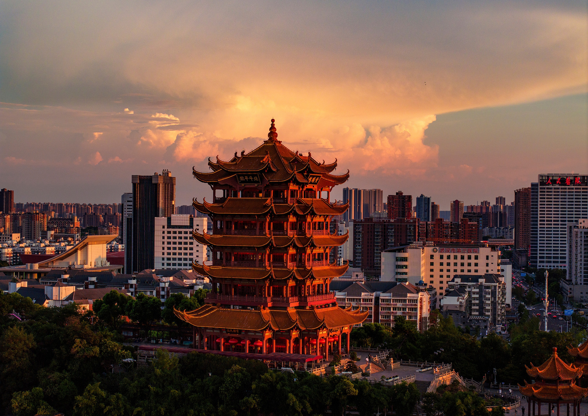 摄图网_700793125_banner_黄鹤楼傍晚在城市中映晚霞（企业商用）